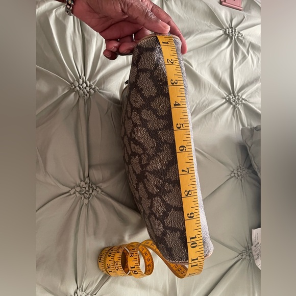 Yves Saint Laurent Giraffe Print Cosmetic Bag - Picture 8 of 11